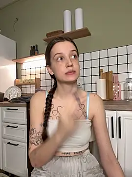 Snapshot of Sweet_Evva chatting on 12.04.25 Sweet Evva online show from 12.04.25