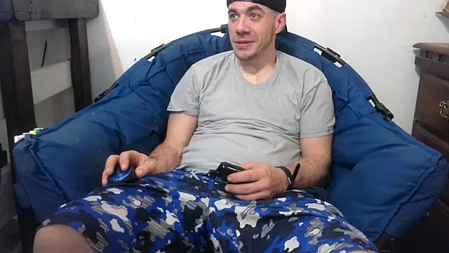 Snapshot of ScubaStevex chatting on 02.20.25 ScubaStevex online show from 02.20.25