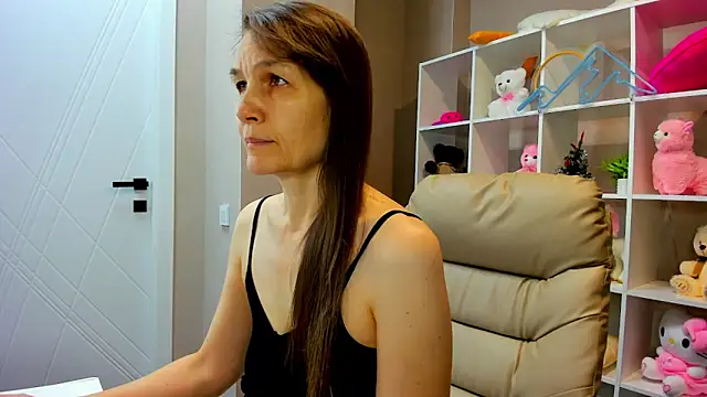 Snapshot of Lillian_White chatting on 01.05.25 Lillian White online show from 01.05.25