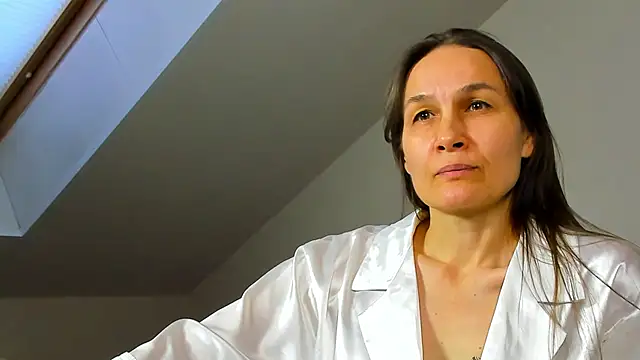 Snapshot of Lillian_White chatting on 02.01.25 Lillian White online show from 02.01.25