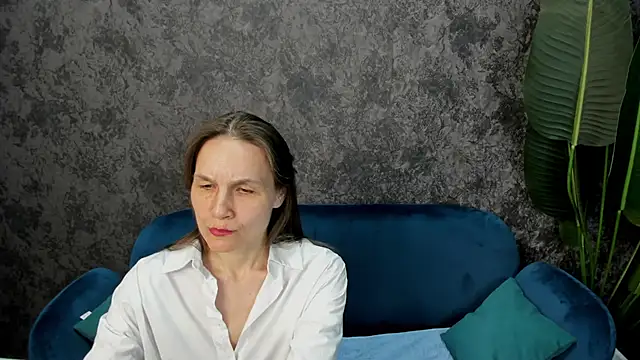 Snapshot of Lillian_White chatting on 03.04.25 Lillian White online show from 03.04.25