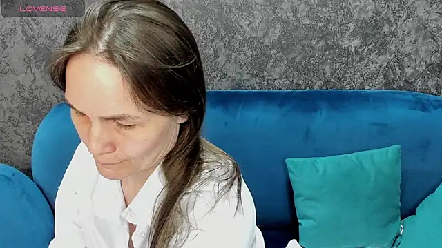 Snapshot of Lillian_White chatting on 03.10.25 Lillian White online show from 03.10.25