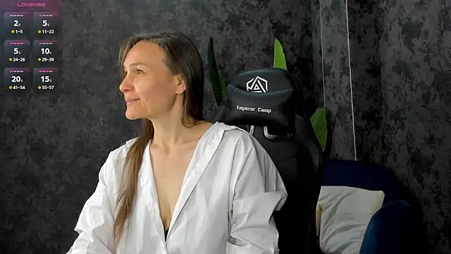 Snapshot of Lillian_White chatting on 10.10.25 Lillian White online show from 10.10.25