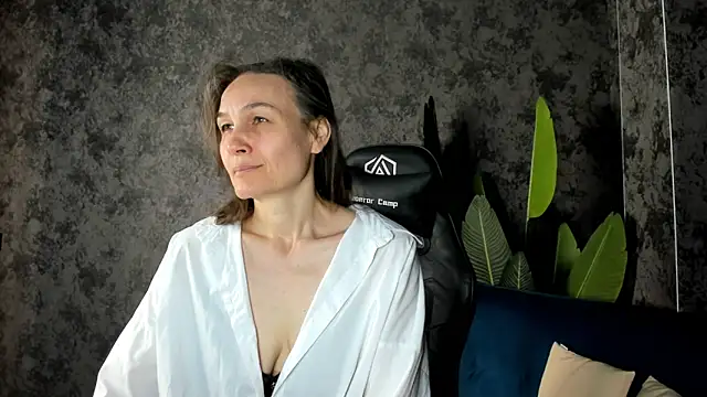 Snapshot of Lillian_White chatting on 10.18.25 Lillian White online show from 10.18.25