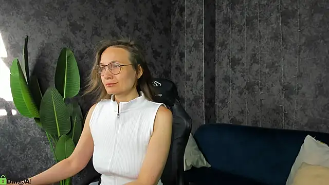 Snapshot of Lillian_White chatting on 06.23.26 Lillian White online show from 06.23.26
