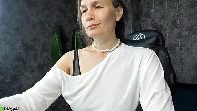 Snapshot of Lillian_White chatting on 07.15.26 Lillian White online show from 07.15.26