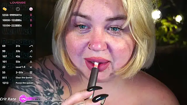 Snapshot of ZaraReignn chatting on 11.06.25 ZaraReignn online show from 11.06.25