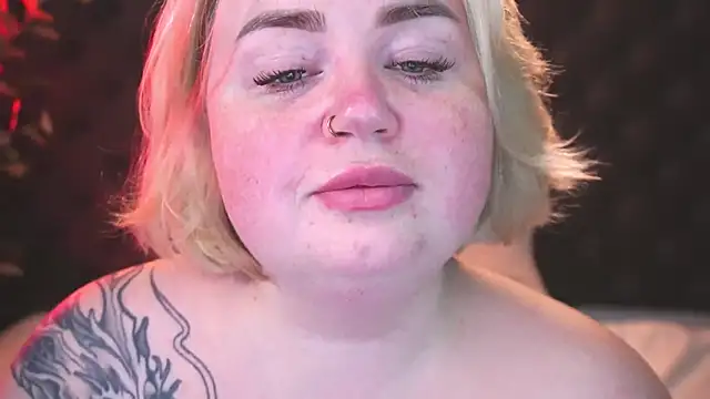 Snapshot of ZaraReignn chatting on 11.09.25 ZaraReignn online show from 11.09.25