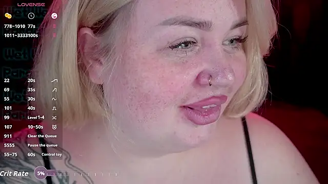 Snapshot of ZaraReignn chatting on 11.16.25 ZaraReignn online show from 11.16.25