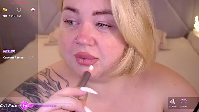 Snapshot of ZaraReignn chatting on 11.30.25 ZaraReignn online show from 11.30.25