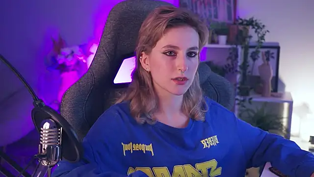 Snapshot of LuxRayi chatting on 12.08.24 LuxRayi online show from 12.08.24