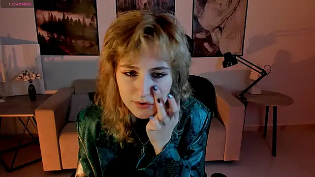 Snapshot of LuxRayi chatting on 12.12.24 LuxRayi online show from 12.12.24