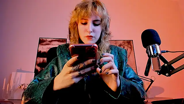 Snapshot of LuxRayi chatting on 12.12.24 LuxRayi online show from 12.12.24