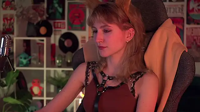 Snapshot of LuxRayi chatting on 12.23.24 LuxRayi online show from 12.23.24