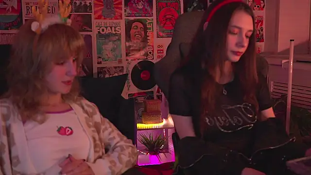 Snapshot of LuxRayi chatting on 12.25.24 LuxRayi online show from 12.25.24