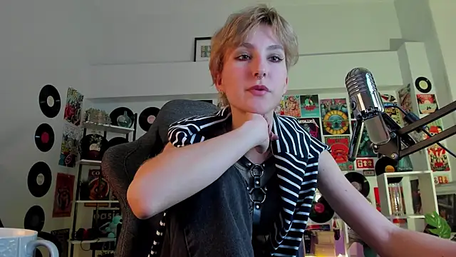 Snapshot of LuxRayi chatting on 12.26.24 LuxRayi online show from 12.26.24