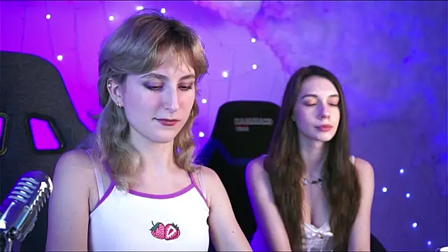 Snapshot of LuxRayi chatting on 01.03.25 LuxRayi online show from 01.03.25