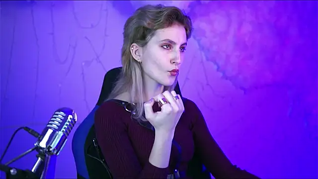 Snapshot of LuxRayi chatting on 01.05.25 LuxRayi online show from 01.05.25