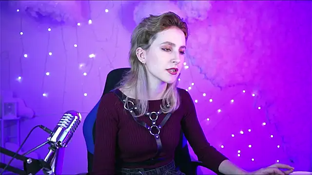 Snapshot of LuxRayi chatting on 01.05.25 LuxRayi online show from 01.05.25