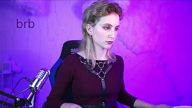 Snapshot of LuxRayi chatting on 01.05.25 LuxRayi online show from 01.05.25