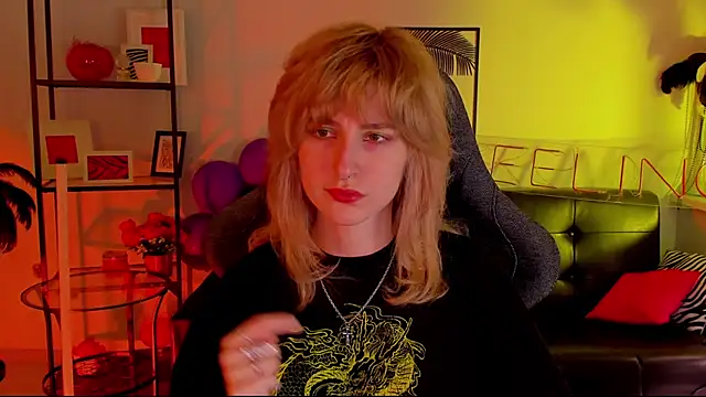 Snapshot of LuxRayi chatting on 01.06.25 LuxRayi online show from 01.06.25