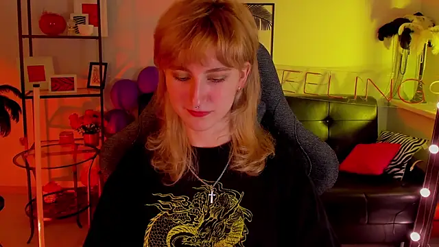 Snapshot of LuxRayi chatting on 01.06.25 LuxRayi online show from 01.06.25