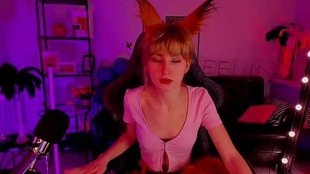 Snapshot of LuxRayi chatting on 01.07.25 LuxRayi online show from 01.07.25