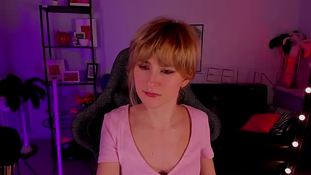 Snapshot of LuxRayi chatting on 01.07.25 LuxRayi online show from 01.07.25