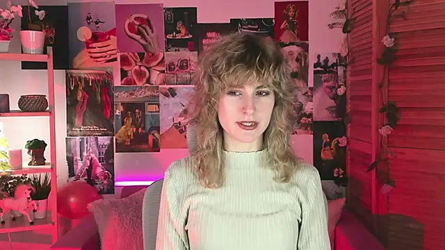 Snapshot of LuxRayi chatting on 01.08.25 LuxRayi online show from 01.08.25