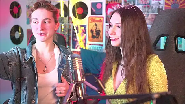 Snapshot of LuxRayi chatting on 01.10.25 LuxRayi online show from 01.10.25