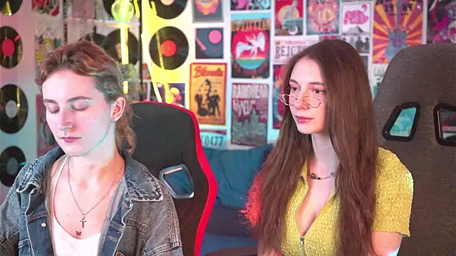 Snapshot of LuxRayi chatting on 01.10.25 LuxRayi online show from 01.10.25