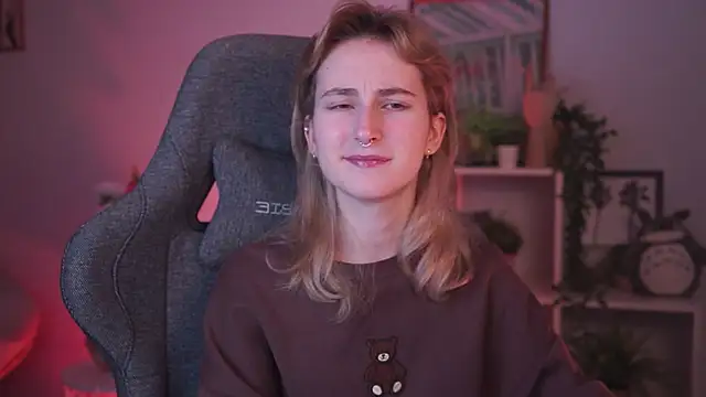 Snapshot of LuxRayi chatting on 01.13.25 LuxRayi online show from 01.13.25