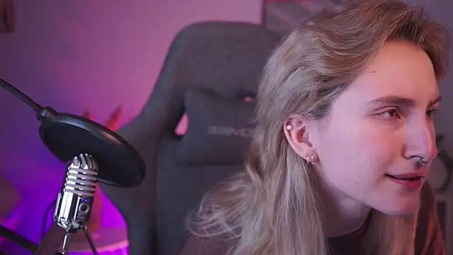 Snapshot of LuxRayi chatting on 01.13.25 LuxRayi online show from 01.13.25