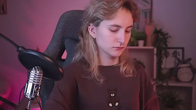 Snapshot of LuxRayi chatting on 01.13.25 LuxRayi online show from 01.13.25