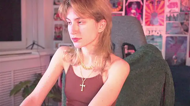 Snapshot of LuxRayi chatting on 01.16.25 LuxRayi online show from 01.16.25