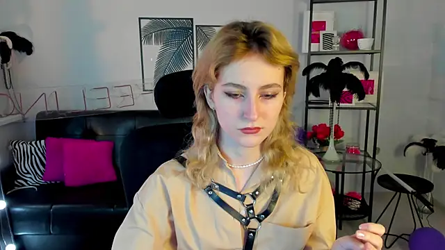 Snapshot of LuxRayi chatting on 01.25.25 LuxRayi online show from 01.25.25