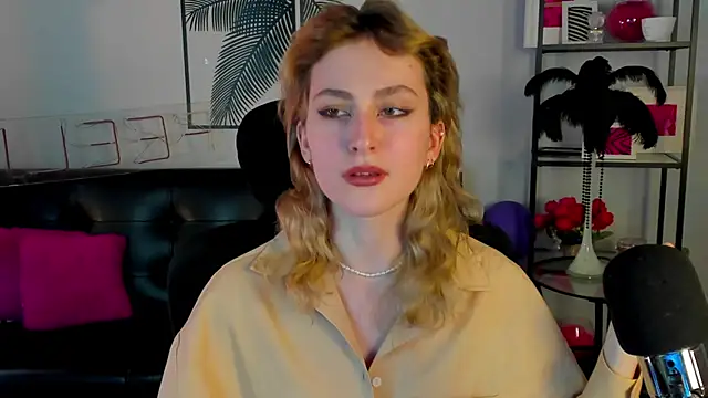 Snapshot of LuxRayi chatting on 01.25.25 LuxRayi online show from 01.25.25