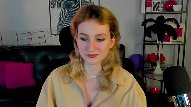 Snapshot of LuxRayi chatting on 01.25.25 LuxRayi online show from 01.25.25