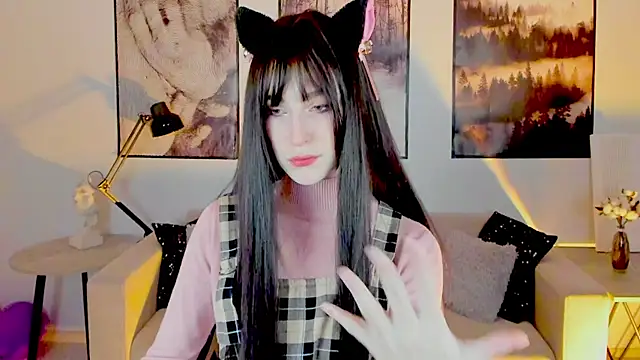 Snapshot of LuxRayi chatting on 01.28.25 LuxRayi online show from 01.28.25