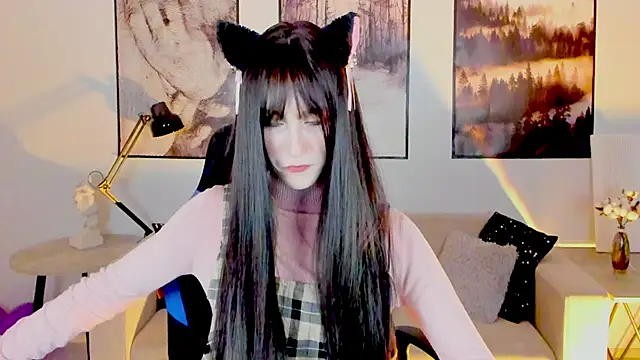 Snapshot of LuxRayi chatting on 01.28.25 LuxRayi online show from 01.28.25