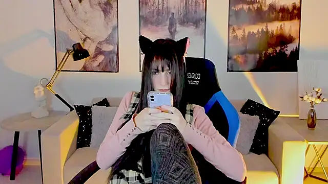 Snapshot of LuxRayi chatting on 01.28.25 LuxRayi online show from 01.28.25