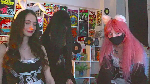 Snapshot of LuxRayi chatting on 01.30.25 LuxRayi online show from 01.30.25