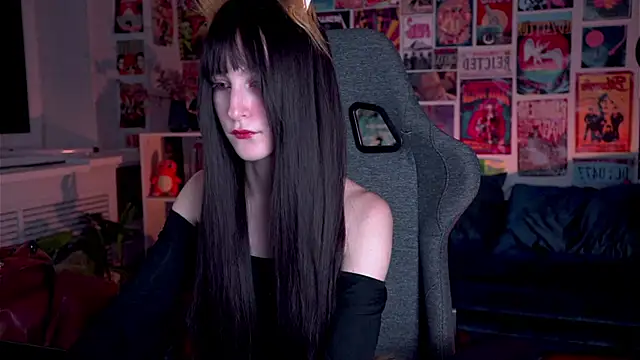 Snapshot of LuxRayi chatting on 02.01.25 LuxRayi online show from 02.01.25