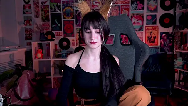 Snapshot of LuxRayi chatting on 02.01.25 LuxRayi online show from 02.01.25