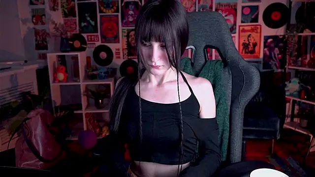 Snapshot of LuxRayi chatting on 02.01.25 LuxRayi online show from 02.01.25