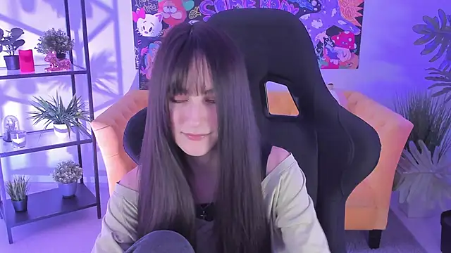 Snapshot of LuxRayi chatting on 02.05.25 LuxRayi online show from 02.05.25