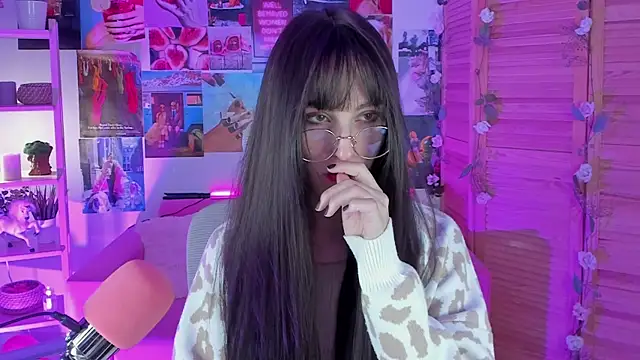 Snapshot of LuxRayi chatting on 02.07.25 LuxRayi online show from 02.07.25