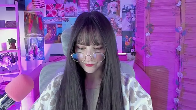 Snapshot of LuxRayi chatting on 02.07.25 LuxRayi online show from 02.07.25