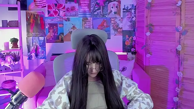 Snapshot of LuxRayi chatting on 02.07.25 LuxRayi online show from 02.07.25