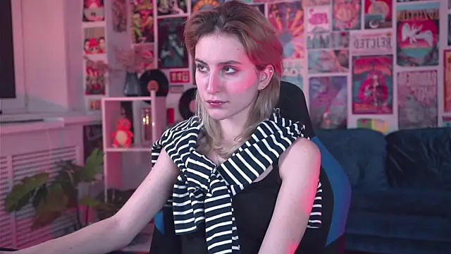 Snapshot of LuxRayi chatting on 02.19.25 LuxRayi online show from 02.19.25